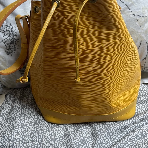 Louis Vuitton Petit Noe Epi Drawstring Shoulder bag with match Epi Agenda PM - Picture 11 of 17